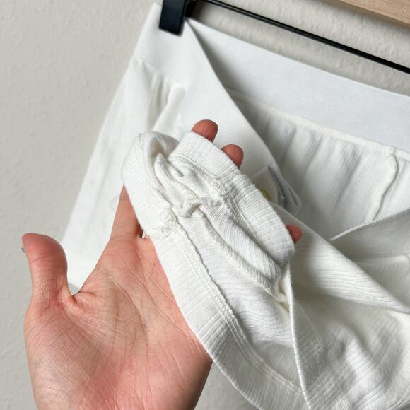 brandy melville white ribbed boy shorts - Picture 5 of 6